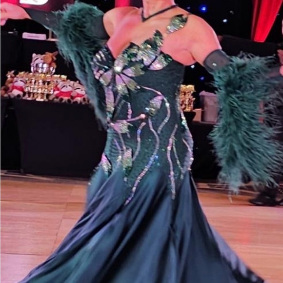 Elegant Green Evening Gown - Picture 2 of 8